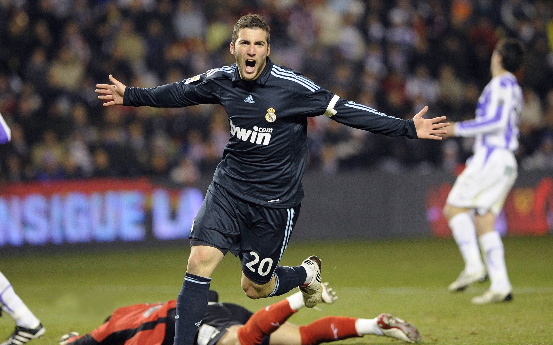 Red Bull冰崖速降赛 欧洲站 选手滑行时速突破100公里